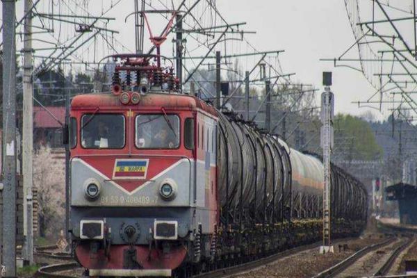 CFR CĂLĂTORI: ÎNTÂRZIERI MARI PENTRU DOUĂ TRENURI. LINIA DE CONTACT S-A RUPT DUPĂ DEFECTAREA UNUI TREN DE MARFĂ 