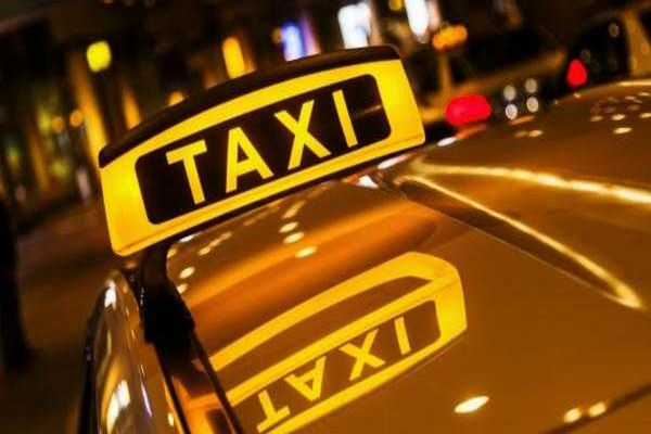 Taximetriști din București, acuzați că furau bani direct din telefoanele clienților! Transferuri de zeci de mii de lei, descoperite de anchetatori