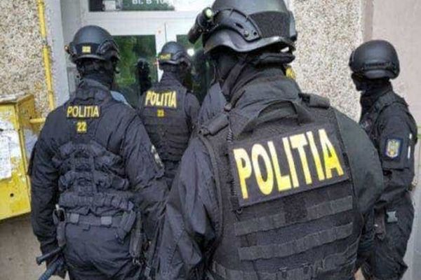 DESCINDERI ÎN VRANCEA, BACĂU ȘI GALAȚI: PERCHEZIȚII ÎNTR-UN DOSAR DE ȘANTAJ, CĂMĂTĂRIE ȘI CONTRABANDĂ CU ȚIGARETE