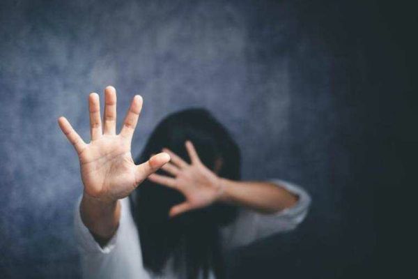 LEGEA „ROMÂNIA FĂRĂ VIOLENȚĂ” A FOST ADOPTATĂ. PEDEPSE MAI MARI PENTRU AGRESORI ȘI ORDIN DE PROTECȚIE PRELUNGIT AUTOMAT