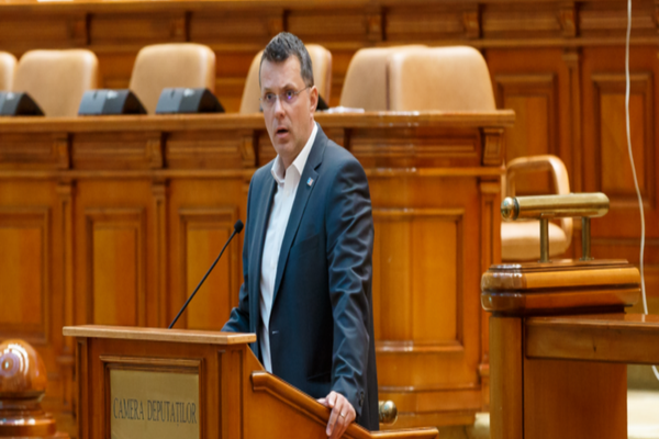 MOȘTEANU (USR): „NU VOM SEMNA O MOȚIUNE CU IZOLAȚIONIȘTII. CIOALCU TREBUIE ÎNLĂTURAT DUPĂ ALEGERILE PREZIDENȚIALE”