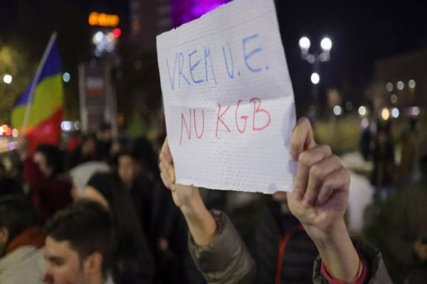 PROTESTE ÎN ROMÂNIA DUPĂ INTRAREA LUI CĂLIN GEORGESCU ÎN TURUL 2