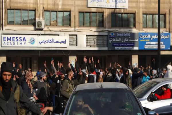 REBELII SIRIENI ANUNȚĂ CĂDEREA ”TIRANULUI” BASHAR AL-ASSAD ȘI RĂSTURNAREA REGIMULUI