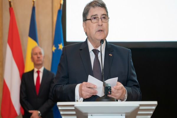 ANCA ALEXANDRESCU DEZVĂLUIE CINE AR PUTEA SĂ-L ÎNLOCUIASCĂ PE EMIL HUREZEANU LA MINISTERUL DE EXTERNE  