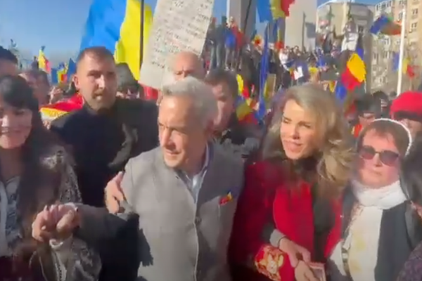 CĂLIN GEORGESCU, ALĂTURI DE ROMÂNI: ESTE UN MOMENT DE GLORIE URIAȘĂ PENTRU CĂ POPORUL ROMÂN S-A PRINS ÎN ACEIAȘI HORĂ, ÎNTR-O UNITATE DE NEAM