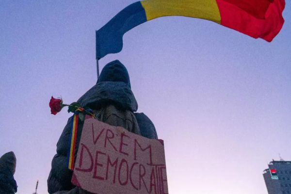 O NOUĂ ZI DE PROTESTE ÎN FAȚA CURȚII DE APEL DIN BUCUREȘTI