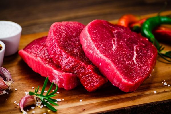 BANCA MONDIALĂ: REDUCEREA CONSUMULUI DE CARNE ROȘIE ȘI LACTATE AR PUTEA CONTRIBUI LA PROTECȚIA MEDIULUI. CE SPUN SPECIALIȘTII ȘI CONSUMATORII