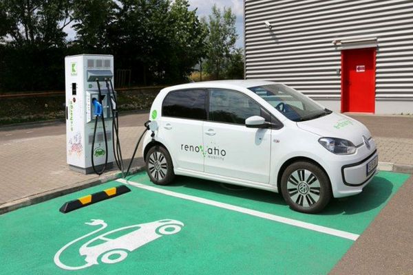 Vânzările de maşini electrificate vor depăşi anul acesta în România 110.000 de unităţi