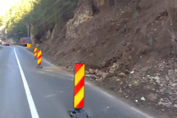 ALUNECARE DE TEREN PE DN12C, ÎN ZONA BICAZ-CHEI. CIRCULAȚIE RESTRICȚIONATĂ TEMPORAR DIN CAUZA PRĂBUȘIRII UNEI STÂNCI