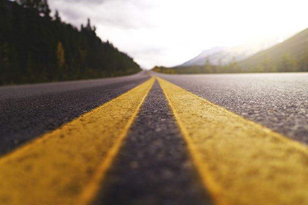 ROMÂNIA INAUGUREAZĂ 140 KM DE AUTOSTRADĂ ÎN 2024, DAR UN SFERT DIN DRUMURI RĂMÂN NEASFALTATE