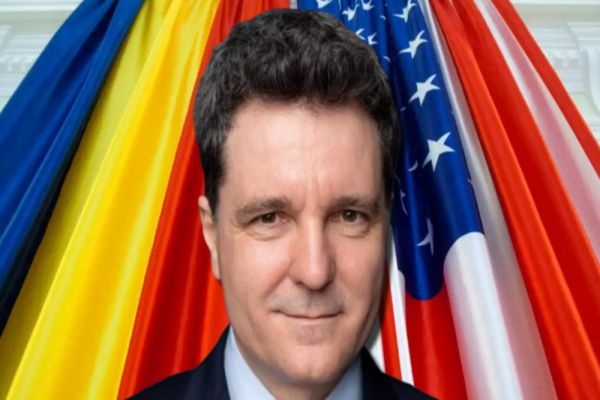 DONALD TRUMP L-A SUNAT PE NICUȘOR DAN