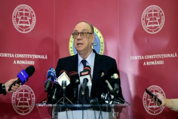 FOSTUL ȘEF AL CCR INSISTĂ PENTRU PRIMA DE 35.000 DE EURO, DEȘI ȚARA E ÎN AUSTERITATE