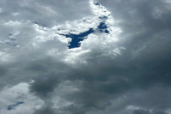 COD GALBEN DE FURTUNI ȘI CANICULĂ: AVERTIZĂRI METEO PENTRU MAI MULTE JUDEȚE DIN ȚARĂ