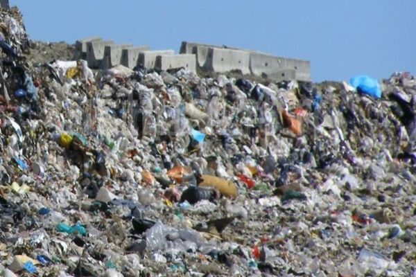 GARDA DE MEDIU: 85% DIN DEȘEURILE DIN BUCUREȘTI AJUNG NETRATATE LA GROAPA DE GUNOI