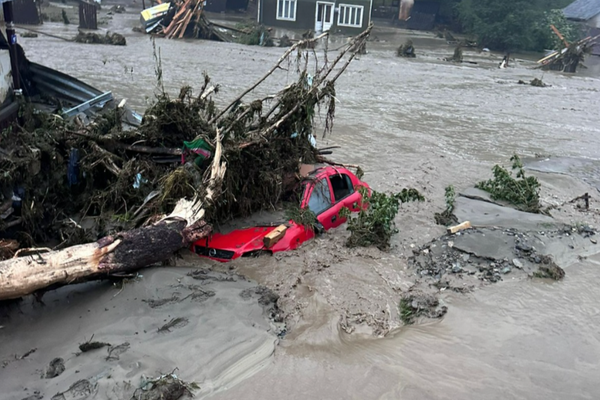 MOBILIZARE AMPLĂ ÎN JUDEȚUL SUCEAVA. FORȚE ISU DIN ALTE 6 JUDEȚE, ÎN SPRIJINUL COMUNITĂȚILOR AFECTATE DE VIITURI