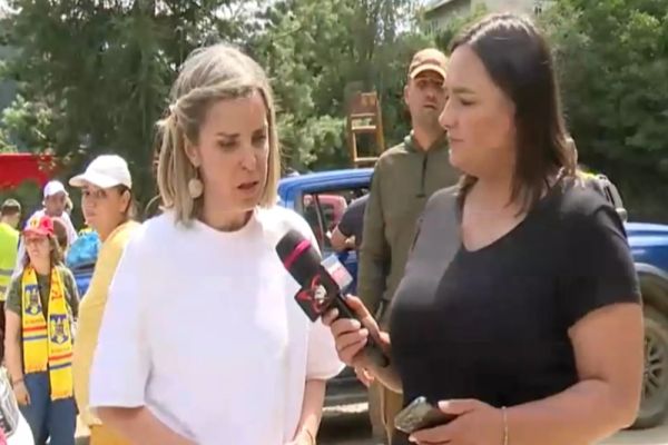 CRISTELA GEORGESCU, ÎN LACRIMI PRINTRE SINISTRAȚII LOVIȚI DE SOARTĂ: ”ÎMI VINE SĂ URLU, DOAR LA RĂZBOI MAI VEZI AȘA CEVA”