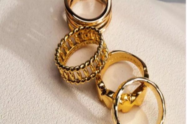 TOATĂ LUMEA CUMPĂRĂ AUR. ÎN ULTIMUL TRIMESTRU A FOST ÎNREGISTRATĂ O CREȘTERE ISTORICĂ LA NIVEL MONDIAL