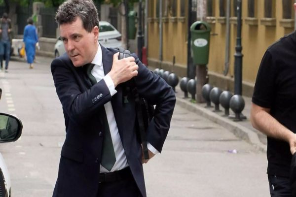 Nicușor Dan nu se desparte de rucsăcelul lui nici când stă la masă cu liderii lumii. Își pune bodyguarzii să îl care când protocolul nu-l lasă să-l țină în spate