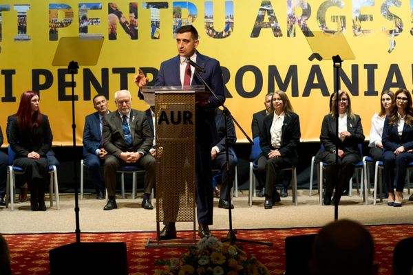 GEORGE SIMION, LA PITEȘTI: „ROMÂNIA ARE VIITOR! PRIN OAMENII SĂI, PRIN CURAJ, MUNCĂ ȘI CREDINȚĂ!”