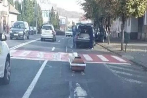 INCIDENT BIZAR ÎN ARAD: UN SICRIU A CĂZUT DINTR-O MAȘINĂ MORTUARĂ, CHIAR PE O TRECERE DE PIETONI