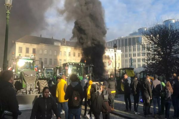 Bruxelles, sub asediu: mii de fermieri europeni au ieșit în stradă împotriva deciziilor UE. VIDEO