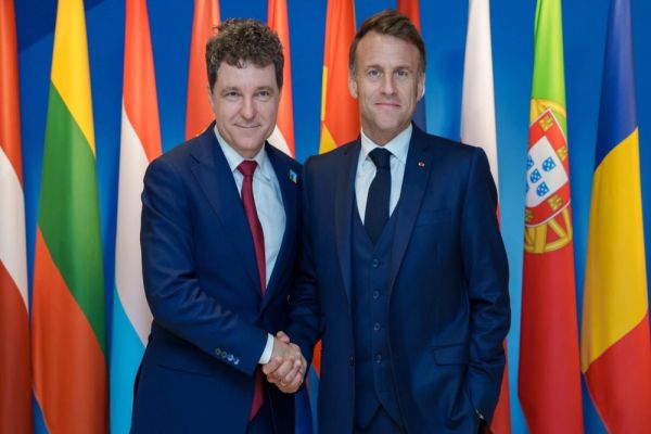 Nicușor Dan se întâlnește cu Emmanuel Macron la Palatul Élysée