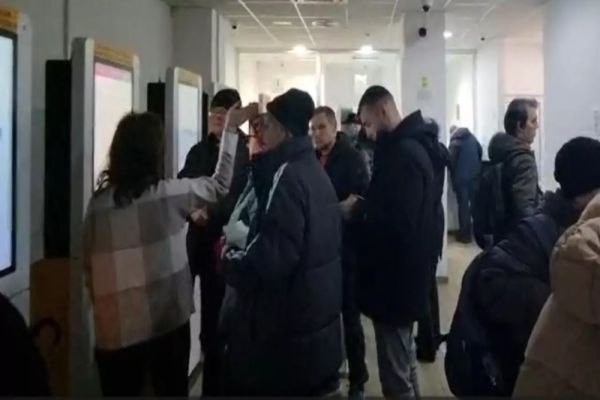 Românii au luat cu asalt ghișeele, ca să beneficieze de bonificația de 10% pentru taxele și impozitele mărite 