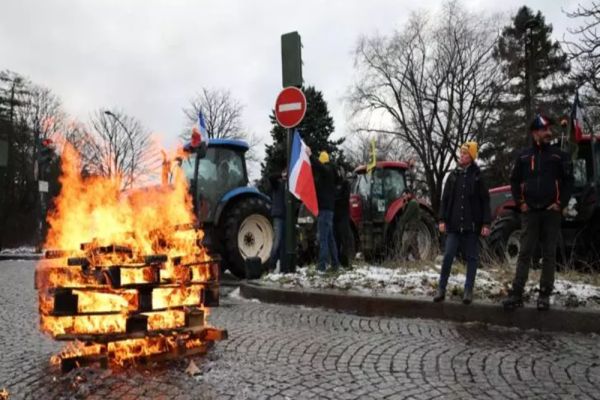 Haos la Paris, pe fondul protestelor masive ale agricultorilor. Zeci de tractoare au ocupat străzile, Adunarea Națională este pichetată, iar protestatarii aprind focuri - VIDEO 