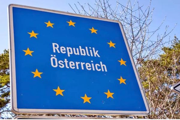 Incident într-un tren din Austria: un român a amenințat controlorul cu un cuțit, iar prietenul său a devenit violent