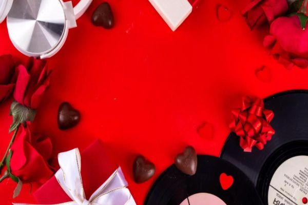 5 piese cu care să‑ți dai gata partenera iubita de Valentine's Day, în funcție de decadă - PLAYLIST