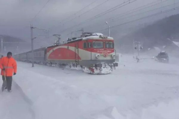 Circulația trenurilor, afectată de viscol. Oamenii sunt blocați în vagoane. Întârzieri de peste trei ore