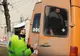 Șoferul microbuzului din care a căzut copila de 12 ani ar putea fi judecat în libertate
