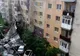 Pericol pe strada General Dragalina. Cad bucăți de țiglă de pe acoperișul unui bloc