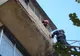 Circulaţia rutieră pe strada Păcii, blocată din cauza unor bucăţi de construcţie desprinse de pe faţada unui imobil