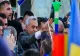 CĂLIN GEORGESCU, ÎNCONJURAT DE SUSȚINĂTORI LA SEDIUL POLIȚIEI. ROMÂNII L-AU ÎNTÂMPINAT CU FLORI