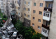 Pericol pe strada General Dragalina. Cad bucăți de țiglă de pe acoperișul unui bloc